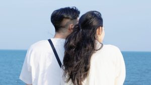 결혼을 준비하는 커플이 바닷가에 간 사진