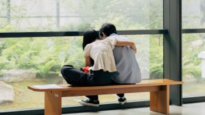 결혼인사를 하기위해 커플이 같이 알아보는 사진