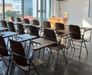 정돈된 모습, 공교육의 역할과 과거 전면 과외 금지 조치 등 교육 제도 개편을 연상시키는 강의실 전경