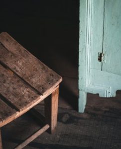방 안에서 일정한 거리를 두고 놓여 있는 나무 의자와 민트색 가구의 모습, 친구 관계에서 감정적 소모를 막기 위해 필요한 건강한 심리적 경계와 거리두기를 표현한 풍경