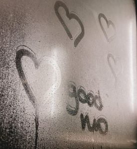 김이 서린 투명한 유리창에 손가락으로 그린 하트 모양들과 낙서, 전남친의 새로운 연애 소식에 마음이 흔들리는 이유와 이별의 아픔을 버텨내는 심리적 변화를 표현한 풍경
