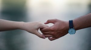 서로의 손을 온전히 잡지 못하고 손가락 끝만 아슬아슬하게 맞닿아 있는 두 사람의 손 구도, 관계의 위태로움 속에서 미래에 대한 불안감으로 흔들리는 연인의 내면을 표현한 모습