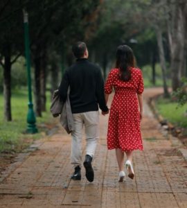 나무가 우거진 공원 안 보도블록 길을 손을 잡고 걸어가는 남녀의 뒷모습, 평범한 일상을 나누면서도 경제적 여건과 사회적 시선 사이에서 결혼을 망설이는 연인의 모습을 표현한 풍경