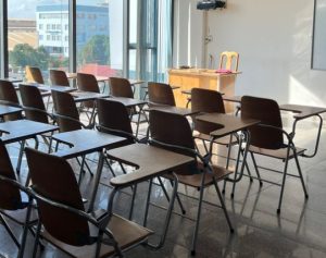 외국에서 한인교회에 정착하는 이민자들과 유학생들이 늘어나는 이유와 정서적 커뮤니티의 역할